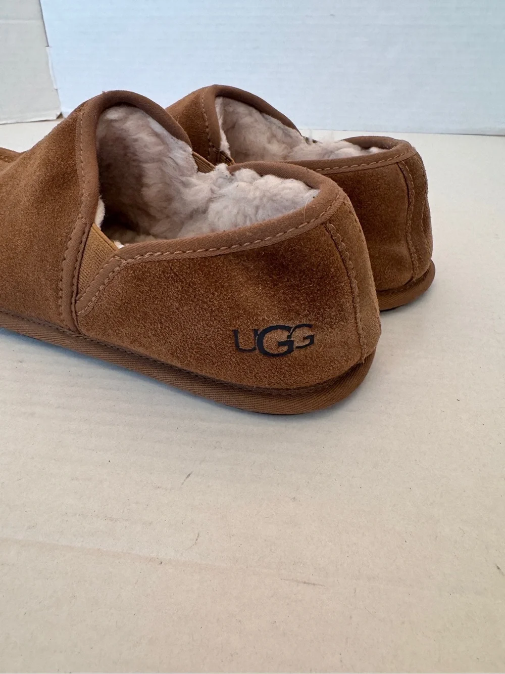 UGG Scuff Romeo ll Slippers Men’s Size 9 Chestnut Suede Leather Fur Lined Dad